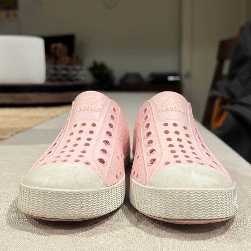 Girls Light Pink Native Jefferson Shoes Size 11 - Barely Worn